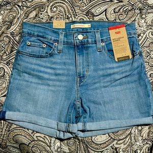 NWT Women’s Levi’s Mid-Length Shorts Size 2/W26
